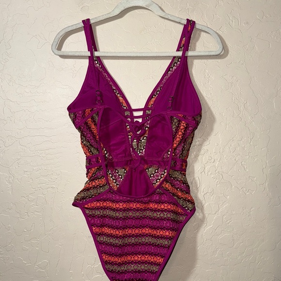 Becca Swim Becca pink Driftwoold Crochet One-Piece Womens Swimsuit size medium - Picture 8 of 8